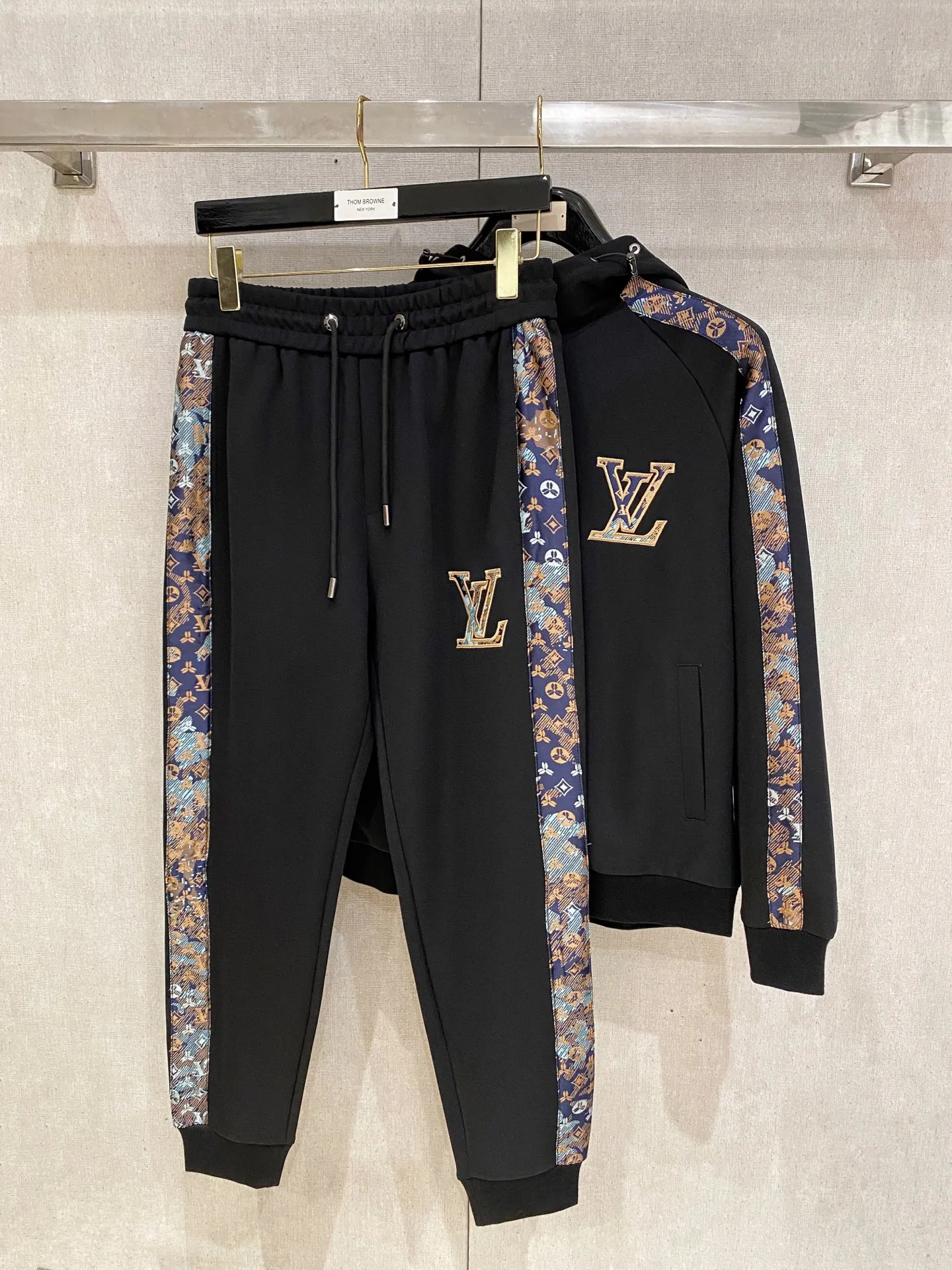 🅿️720 LV hot-selling suit is coming. Focus on the original version of the official website. 2025 new hot-selling cardigan suit. The original order is the best. 🇭🇰The meticulous work of top designers. It has a fitting and perfect upper body effect. All-natural high-quality Tencel Roman cotton 100%, close-fitting comfort, noble and elegant! Original hardware embodies elegance and nobility! Counter size: M-3XL (maximum wear up to 190 pounds)